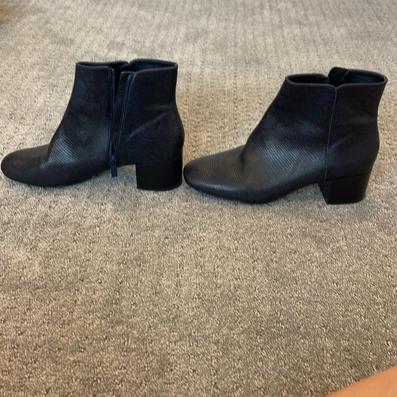 Donald Pliner Cyrus Bootie Size 9 - Picture 2 of 5